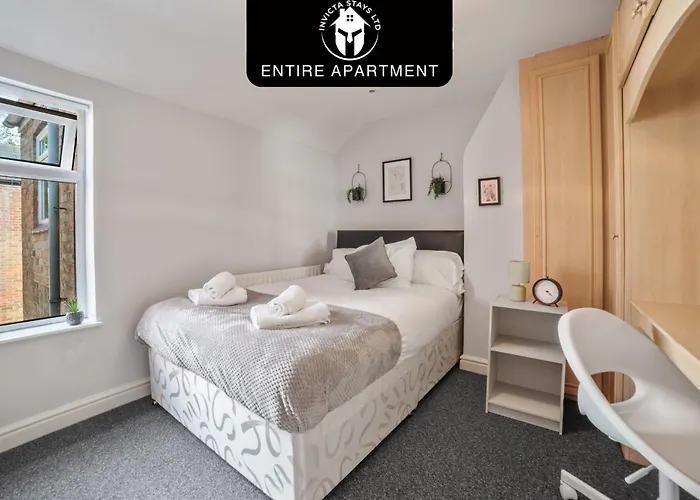 Last-Minute Specials L Exclusive Deal On 3 Bed Flat In City Centre L Sleeps 6 L Free Wifi & Parking L Desks & Netflix L Invicta Stays Short Lets