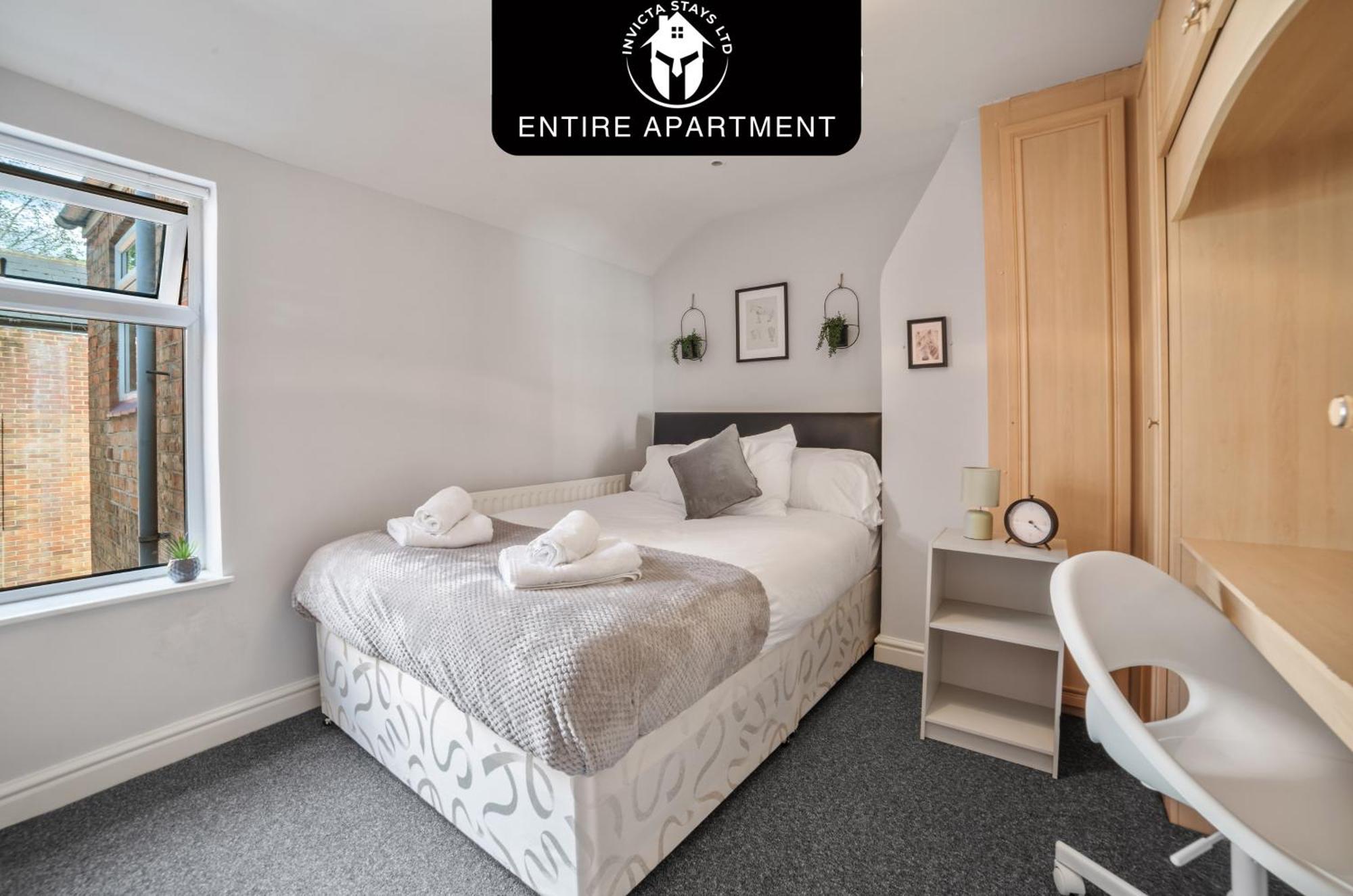 Apartment Last-minute Specials L Exclusive On 3 Bed Flat In Centre L Sleeps 6 L Free Wifi & Parking L Desks & Netflix L Invicta Short Lets