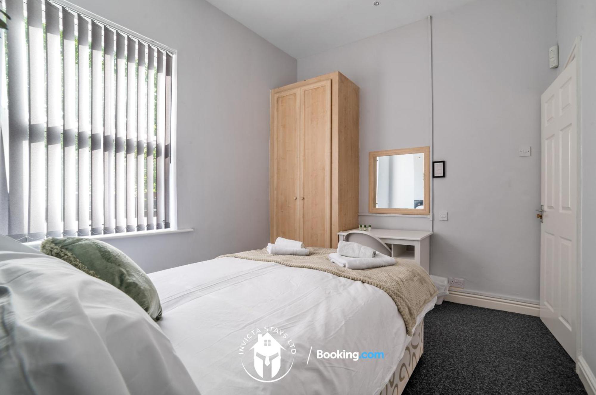 Last-minute Specials L Exclusive On 3 Bed Flat In Centre L Sleeps 6 L Free Wifi & Parking L Desks & Netflix L Invicta Short Lets *